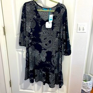 Black with white pattern, mid-sleeve, gathered sleeve hem, mid-length dress